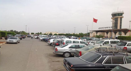 مواطنون يشتكون من غلاء تذكرة موقف السيارات بمطار العروي مواطنون يشتكون من غلاء تذكرة موقف السيارات بمطار العروي