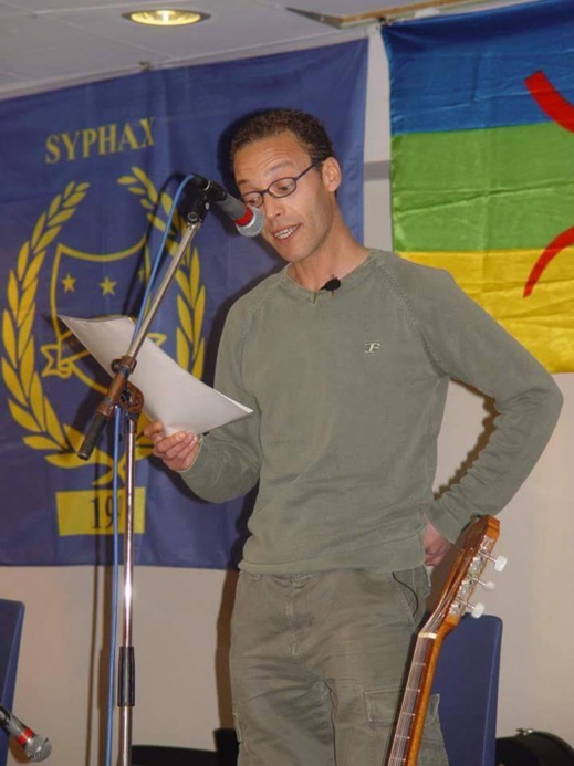 أسفارنن ن أومطا ديوان جديد للشاعر الأمازيغي ميمون الصحراوي بسمة دمعة تلظت من عنف الأسئلة أسفارنن ن أومطا ديوان جديد للشاعر الأمازيغي ميمون الصحراوي بسمة دمعة تلظت من عنف الأسئلة