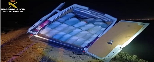 ضبط 4,950 لتراً من البنزين المخصص لزوارق المخدرات بعد مطاردة مثيرة في جنوب إسبانيا ضبط 4,950 لتراً من البنزين المخصص لزوارق المخدرات بعد مطاردة مثيرة في جنوب إسبانيا