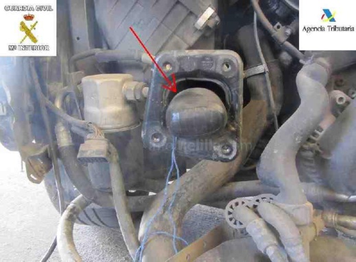 بالصور.. القبض على مغربي بحوزته 56 كبسولة حشيش داخل محرك سيارته بميناء مليلية بالصور.. القبض على مغربي بحوزته 56 كبسولة حشيش داخل محرك سيارته بميناء مليلية