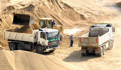 الدرك الملكي يشن حملة ضد استنزاف الرمال في الدرك الملكي يشن حملة ضد استنزاف الرمال في