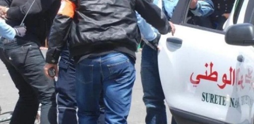 القبض على عنصر أمني بتهمة محاولة تهريب شخص مبحوث عنه القبض على عنصر أمني بتهمة محاولة تهريب شخص مبحوث عنه
