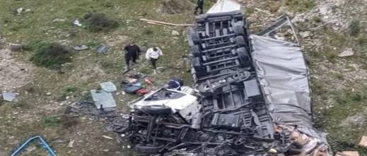 قنطرة الموت.. شاحنة تهوي من قنطرة وسائقها يفارق الحياة قنطرة الموت.. شاحنة تهوي من قنطرة وسائقها يفارق الحياة