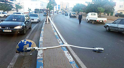 احذروا يا سكان المدينة.. الأعمدة الكهربائية تتساقط وسط أهم طرق الناظور