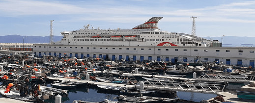 سوء الأحوال الجوية يغلق ميناء الحسيمة سوء الأحوال الجوية يغلق ميناء الحسيمة