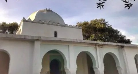 مجهولون يقتحمون ضريحا ويستولون على صندوق التبرعات مجهولون يقتحمون ضريحا ويستولون على صندوق التبرعات