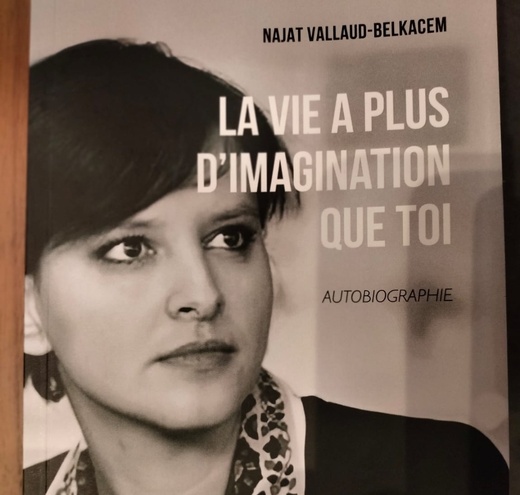 نجاة بلقاسم توقع سيرتها الذاتية من الرباط: من طفولة قروية إلى دهاليز السياسة الفرنسية نجاة بلقاسم توقع سيرتها الذاتية من الرباط: من طفولة قروية إلى دهاليز السياسة الفرنسية