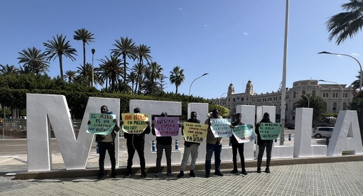 مهاجرون يتظاهرون في مليلية احتجاجا على إلغاء مواعيد اللجوء مهاجرون يتظاهرون في مليلية احتجاجا على إلغاء مواعيد اللجوء