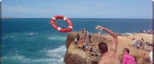 شاب ينجو من الغرق في منطقة خطيرة بشاطئ رأس الماء شاب ينجو من الغرق في منطقة خطيرة بشاطئ رأس الماء