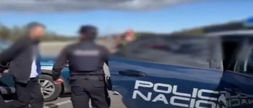 تسليم مغربي لإسبانيا بعد اعتقاله في فرنسا بتهمة قتل ثلاثة أشخاص تسليم مغربي لإسبانيا بعد اعتقاله في فرنسا بتهمة قتل ثلاثة أشخاص