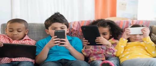 خبراء يدقون ناقوس الخطر.. الشاشات الإلكترونية تدمر عقول الأطفال خبراء يدقون ناقوس الخطر.. الشاشات الإلكترونية تدمر عقول الأطفال