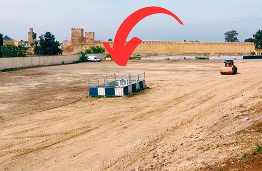 قبر وحيد وسط موقف سيارات يثير الجدل والغموض قبر وحيد وسط موقف سيارات يثير الجدل والغموض