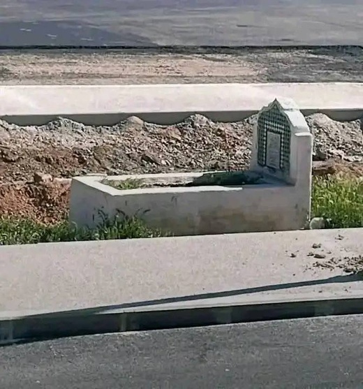 قبر وحيد وسط موقف سيارات يثير الجدل والغموض قبر وحيد وسط موقف سيارات يثير الجدل والغموض