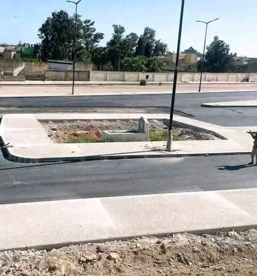 قبر وحيد وسط موقف سيارات يثير الجدل والغموض قبر وحيد وسط موقف سيارات يثير الجدل والغموض