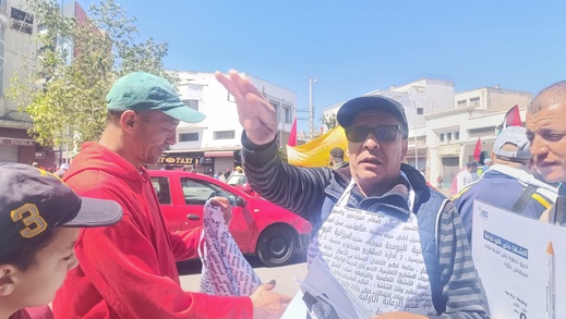 نساء يحتجن في عيد الشغل بسبب 