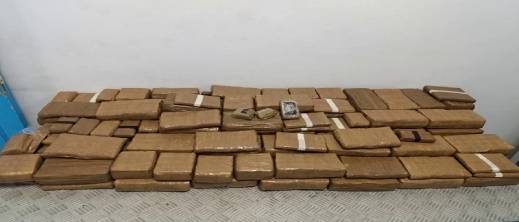 المعبر الحدودي.. الجمارك والأمن الوطني يوقفان مغربيا بحوزته 75 كيلوغراما من الشيرا