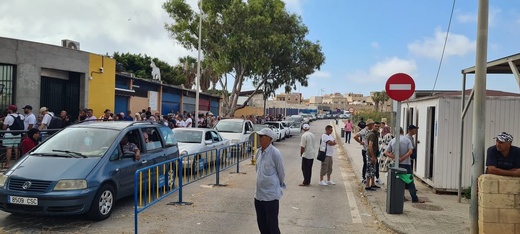 مسلمو مليلية يدقون ناقوس الخطر بسبب معاناة العبور بمعبر بني أنصار مسلمو مليلية يدقون ناقوس الخطر بسبب معاناة العبور بمعبر بني أنصار