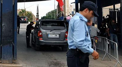 السلطات الامنية تمنع قسيس من دخول الناظور بسبب نشره المسيحية وموقفه المعادي للوحدة الترابية السلطات الامنية تمنع قسيس من دخول الناظور بسبب نشره المسيحية وموقفه المعادي للوحدة الترابية