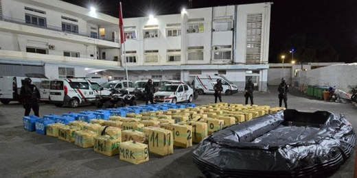 حجز 4 أطنان من الشيرا داخل ضيعة فلاحية… واعتقال متزعم الشبكة في سن الـ66 حجز 4 أطنان من الشيرا داخل ضيعة فلاحية… واعتقال متزعم الشبكة في سن الـ66