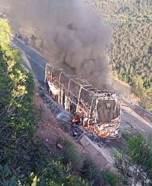 نجاة ركاب من كارثة بعد احتراق حافلة للرحلات السياحية نجاة ركاب من كارثة بعد احتراق حافلة للرحلات السياحية