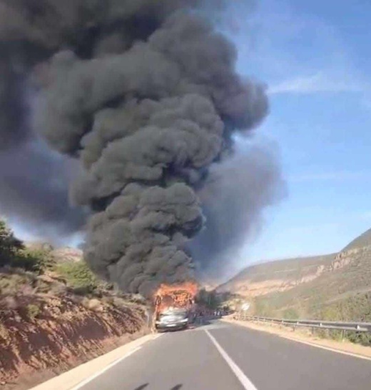 نجاة ركاب من كارثة بعد احتراق حافلة للرحلات السياحية نجاة ركاب من كارثة بعد احتراق حافلة للرحلات السياحية