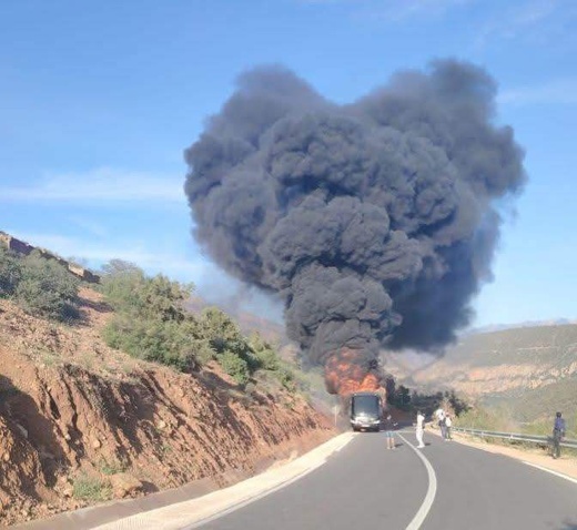 نجاة ركاب من كارثة بعد احتراق حافلة للرحلات السياحية نجاة ركاب من كارثة بعد احتراق حافلة للرحلات السياحية