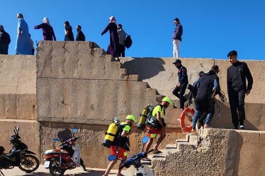 استنفار للبحث عن شاب غرق في شاطئ رأس الماء وسط ظروف جوية معقدة