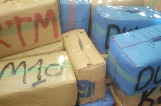 إحباط محاولة لتهريب طنين من "الشيرا" بالعرائش وتوقيف 8 أشخاص في عملية أمنية محكمة إحباط محاولة لتهريب طنين من "الشيرا" بالعرائش وتوقيف 8 أشخاص في عملية أمنية محكمة