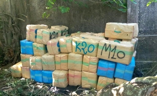 إحباط محاولة لتهريب طنين من "الشيرا" بالعرائش وتوقيف 8 أشخاص في عملية أمنية محكمة إحباط محاولة لتهريب طنين من "الشيرا" بالعرائش وتوقيف 8 أشخاص في عملية أمنية محكمة