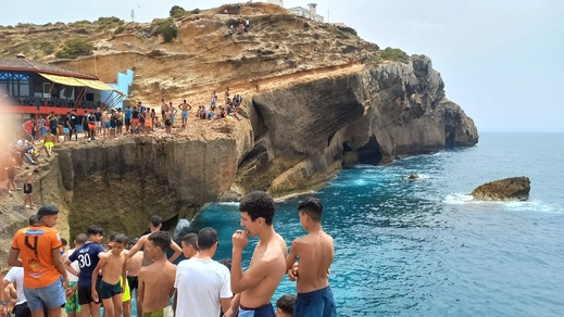 غرق شاب في "رأس الماء" يثير غضبا واسعا وسط مطالب لمنع السباحة في "ليروشي" غرق شاب في "رأس الماء" يثير غضبا واسعا وسط مطالب لمنع السباحة في "ليروشي"