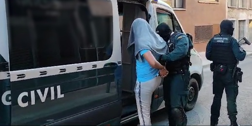 اعتقال مهاجر مغربي في إسبانيا بعد ساعة ونصف من الإفراج عنه اثر هجومه على عناصر الأمن بشوكة الطعام