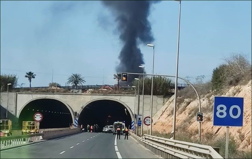 مغربي يُنقذ عالقين من نفق مشتعل بعد انفجار شاحنة في إسبانيا مغربي يُنقذ عالقين من نفق مشتعل بعد انفجار شاحنة في إسبانيا