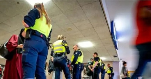 عملية أمنية في هولندا تكشف أسلحة ومخدرات.. هل وراءها شبكات تهريب مغربية؟ عملية أمنية في هولندا تكشف أسلحة ومخدرات.. هل وراءها شبكات تهريب مغربية؟