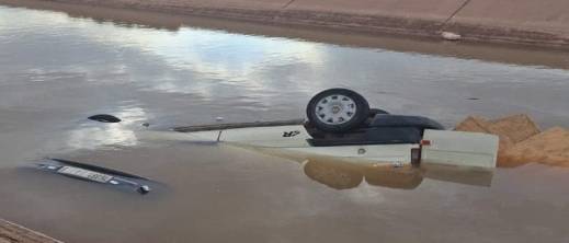 وفاة شاب بعد انقلاب سيارته في قناة مائية وفاة شاب بعد انقلاب سيارته في قناة مائية