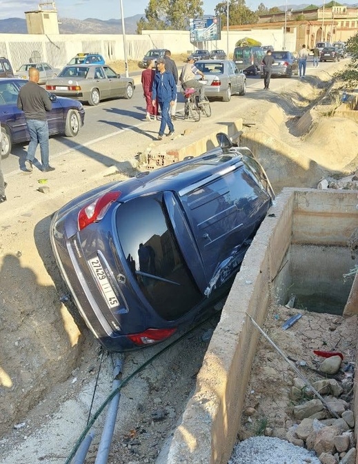 حادثة سير مروعة قرب قنطرة واد غيس بالحسيمة.. اصطدام عنيف وانقلاب سيارة في “نقطة الموت”