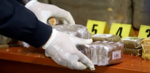 قادمين من تطوان إلى وجدة.. حجز كمية مهمة من الكوكايين داخل سيارة مهاجر مغربي قادمين من تطوان إلى وجدة.. حجز كمية مهمة من الكوكايين داخل سيارة مهاجر مغربي