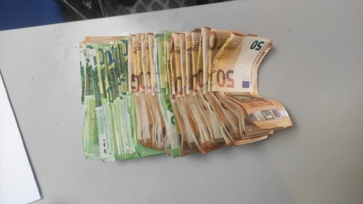 الجمارك تلاحق بارونات العملة... ومهاجر مغربي في قلب العاصفة الجمارك تلاحق بارونات العملة... ومهاجر مغربي في قلب العاصفة