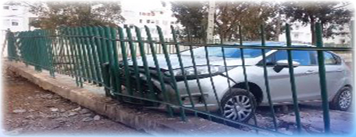 سياقة استعراضية كادت تتسبب في كارثة بزايو.. سيارة تقتحم حديقة عمومية وسط المدينة سياقة استعراضية كادت تتسبب في كارثة بزايو.. سيارة تقتحم حديقة عمومية وسط المدينة