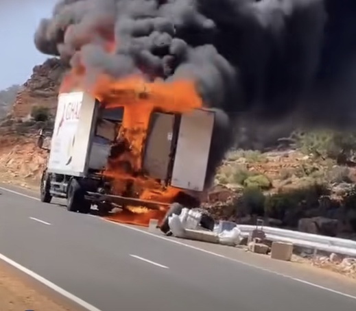 شاهد.. حريق يضرب شاحنة “الغزالة” ويُتلف إرسالياتها بالكامل! شاهد.. حريق يضرب شاحنة “الغزالة” ويُتلف إرسالياتها بالكامل!