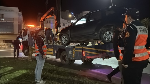 ضعف الإنارة يؤدي إلى انقلاب سيارة قرب نافورة "عمار أريفي" بالناظور ضعف الإنارة يؤدي إلى انقلاب سيارة قرب نافورة "عمار أريفي" بالناظور