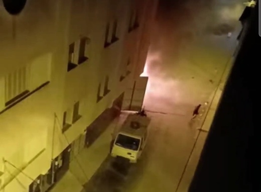 شاهد: حريق يلتهم سيارة داخل كراج بالعروي.. وشباب الحي يسبقون الوقاية المدنية ويمنعون كارثة شاهد: حريق يلتهم سيارة داخل كراج بالعروي.. وشباب الحي يسبقون الوقاية المدنية ويمنعون كارثة