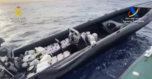 عملية بحرية تحبط تهريب حشيش ووقود قبالة سواحل ألميريا عملية بحرية تحبط تهريب حشيش ووقود قبالة سواحل ألميريا