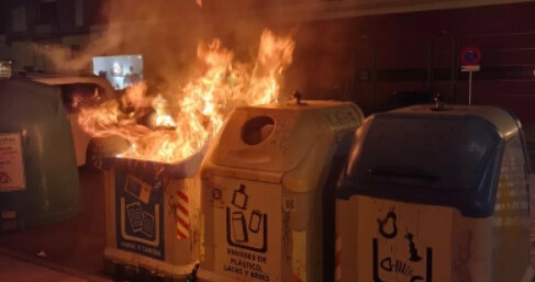 أحرق حاويات الأزبال وكشف عورته ثم هاجم الشرطة.. القبض على شخص في حالة هيجان بمليلية أحرق حاويات الأزبال وكشف عورته ثم هاجم الشرطة.. القبض على شخص في حالة هيجان بمليلية