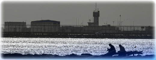 سواحل الناظور ليلاً: تجريم هواية الصيد بالقصبة وفسح المجال للحراگة والمخدرات سواحل الناظور ليلاً: تجريم هواية الصيد بالقصبة وفسح المجال للحراگة والمخدرات