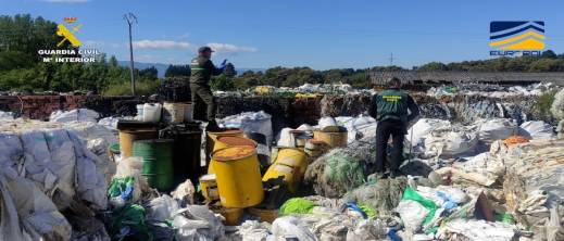 الحرس المدني الإسباني يطيح بعصابة متورطة في تهريب نفايات إلى المغرب الحرس المدني الإسباني يطيح بعصابة متورطة في تهريب نفايات إلى المغرب