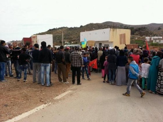 السلطات الأمنية تحاصر وقفة إحتجاجية لساكنة تلا يوسف تطالب بتمكينهم من النقل العمومي‎