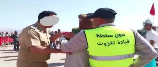 قائد يفقد أعصابه في قافلة صحية ويصف مواطنا بـ