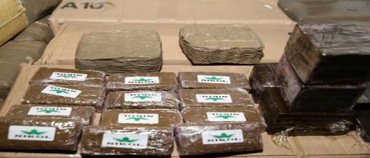 الدرك الملكي يضبط طنا و700 كيلوغرام من الشيرا داخل سيارة مشبوهة الدرك الملكي يضبط طنا و700 كيلوغرام من الشيرا داخل سيارة مشبوهة