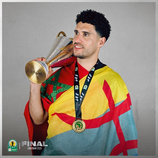 صورة ابن الناظور "منير المحمدي" بالعلم الأمازيغي والراية المغربية تُثير تفاعلاً واسعاً وتحقق انتشاراً كبيراً بعد التتويج بكأس الكونفدرالية الافريقية صورة ابن الناظور "منير المحمدي" بالعلم الأمازيغي والراية المغربية تُثير تفاعلاً واسعاً وتحقق انتشاراً كبيراً بعد التتويج بكأس الكونفدرالية الافريقية