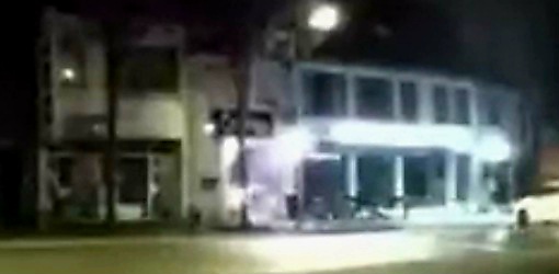 اللصوص يدهسون الواجهة بسيارة.. اقتحام وسرقة هوليودية لمحل مجوهرات ببلجيكا اللصوص يدهسون الواجهة بسيارة.. اقتحام وسرقة هوليودية لمحل مجوهرات ببلجيكا